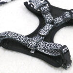 Schwarzer Leopard verstellbares Hundegeschirr