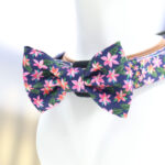 Marineblaue Hundefliege mit Blumenmuster