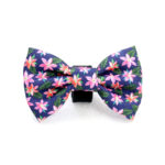 Pajarita floral azul marino para perro