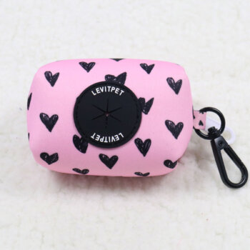 Saco para cocô de cachorro com corações pretos rosa claro