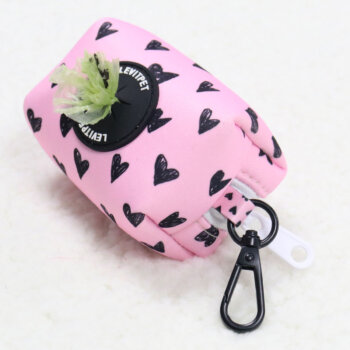 Saco para cocô de cachorro com corações pretos rosa claro