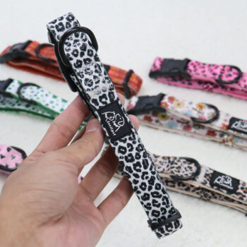Schwarzes Hundehalsband mit Leopardenmuster
